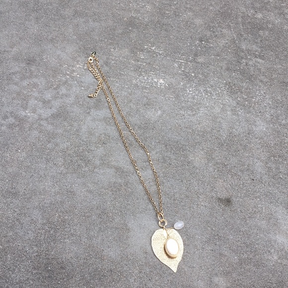 NWT Chico’s gold chain necklace w/ leaf (plastic) - Picture 6 of 6